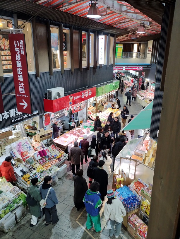 石川県金沢市上近江町50　近江町市場の2階から市場を見た風景