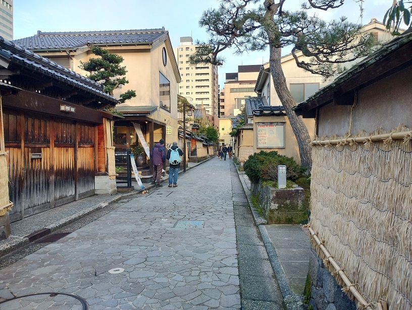 石川県金沢市の観光地香林坊バス停から近くの金沢の武家屋敷跡の路地。
長町武家屋敷跡のあたり。
観光客がチラホラ見える。