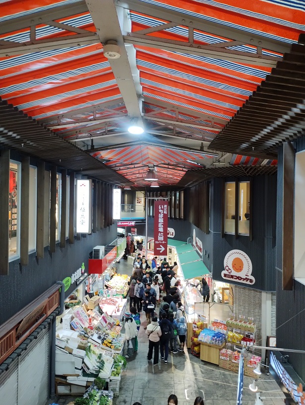 石川県金沢市上近江町50　近江町市場の2階廊下から市場を見下ろす