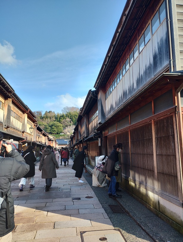 石川県金沢市の観光地
ひがし茶屋町の風景。観光客がいっぱい