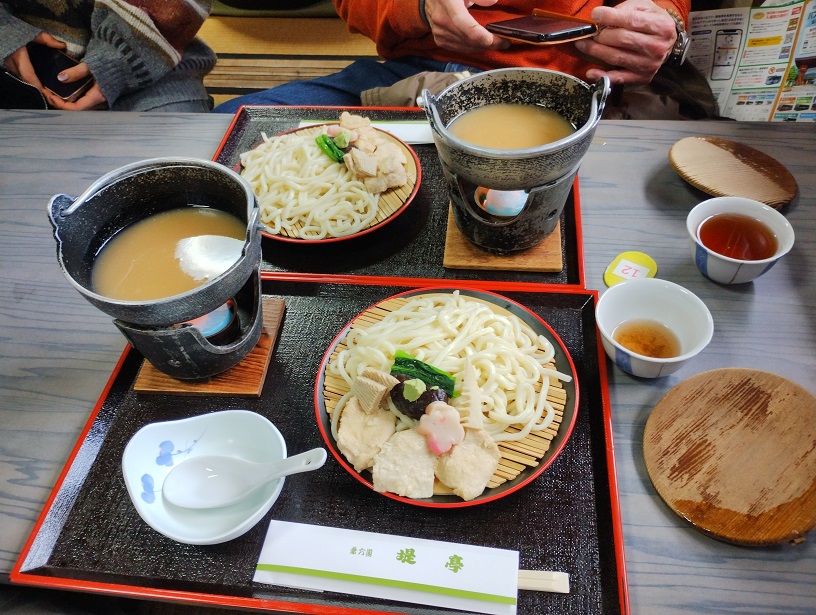 石川県金沢市兼六園の中にある堤亭での食事　金沢で有名な治部煮をうどんにしているメニュー