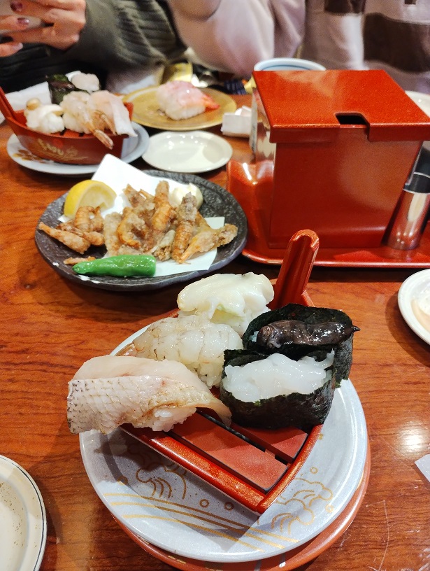 石川県金沢市青草町88　近江町市場内にあるまわる寿司もりもり寿司近江町店でお寿司を食べる　のどぐろ寿司やガス海老