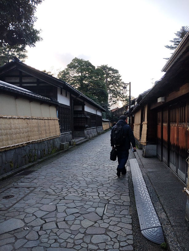 石川県金沢市の観光地香林坊バス停から近くの金沢の武家屋敷跡の路地。
石畳が趣がある。