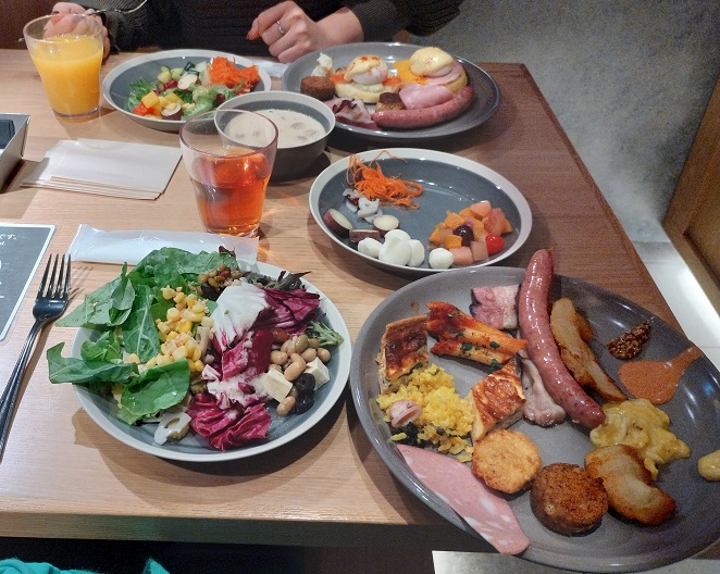 オカモトホームサービス家族旅行、金沢へ。2日めの朝の朝食のテーブル