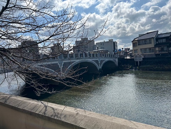 主計町の横に流れる浅野川にかかる浅野川大橋。橋の下が丸く、半円を描くようになっている。