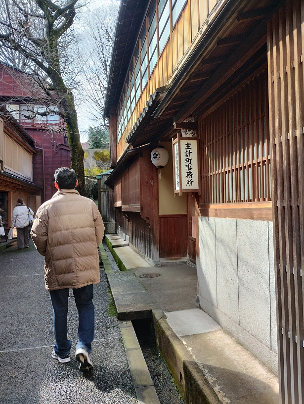 石川県金沢市観光地の主計町茶屋町あたりの細道。主計町事務所の前。
暗がり坂