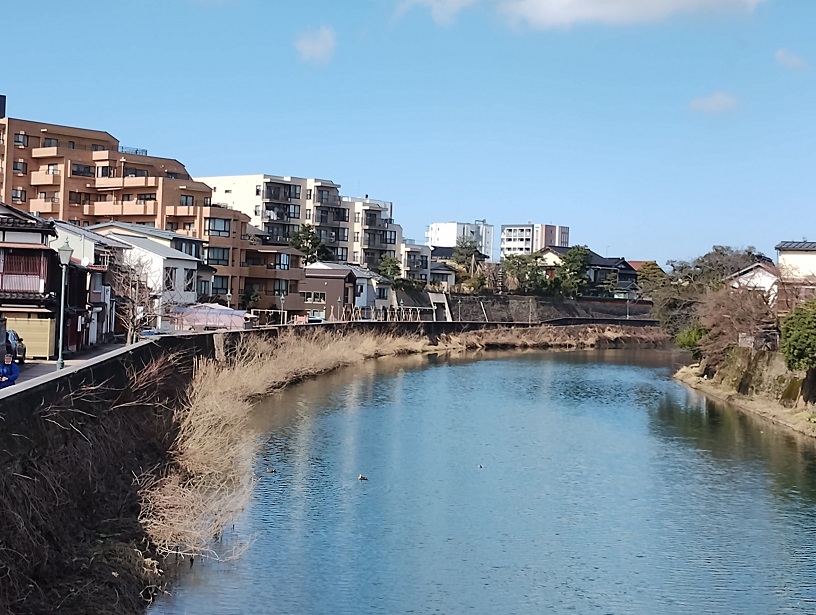 石川県金沢市主計町の横に流れる浅野川。