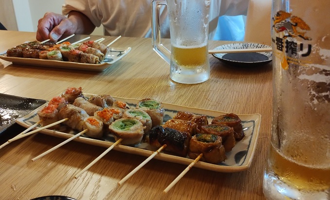 寝屋川市香里園の居酒屋で野菜巻を食べている