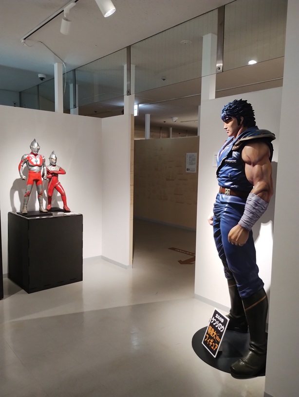 門真市新橋町海洋堂ホビーランドに展示している北斗の拳のケンシロウとウルトラマン、ウルトラセブンのフィギュア