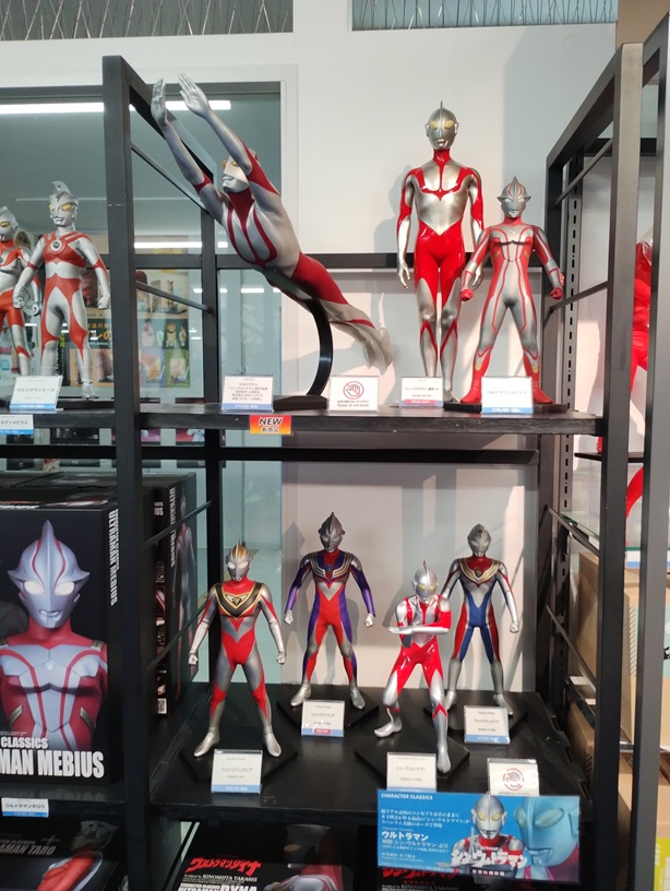 門真市新橋町海洋堂ホビーランドの出口を出たところで販売しているフィギュア。ウルトラマンやいろんなウルトラマンのフィギュア